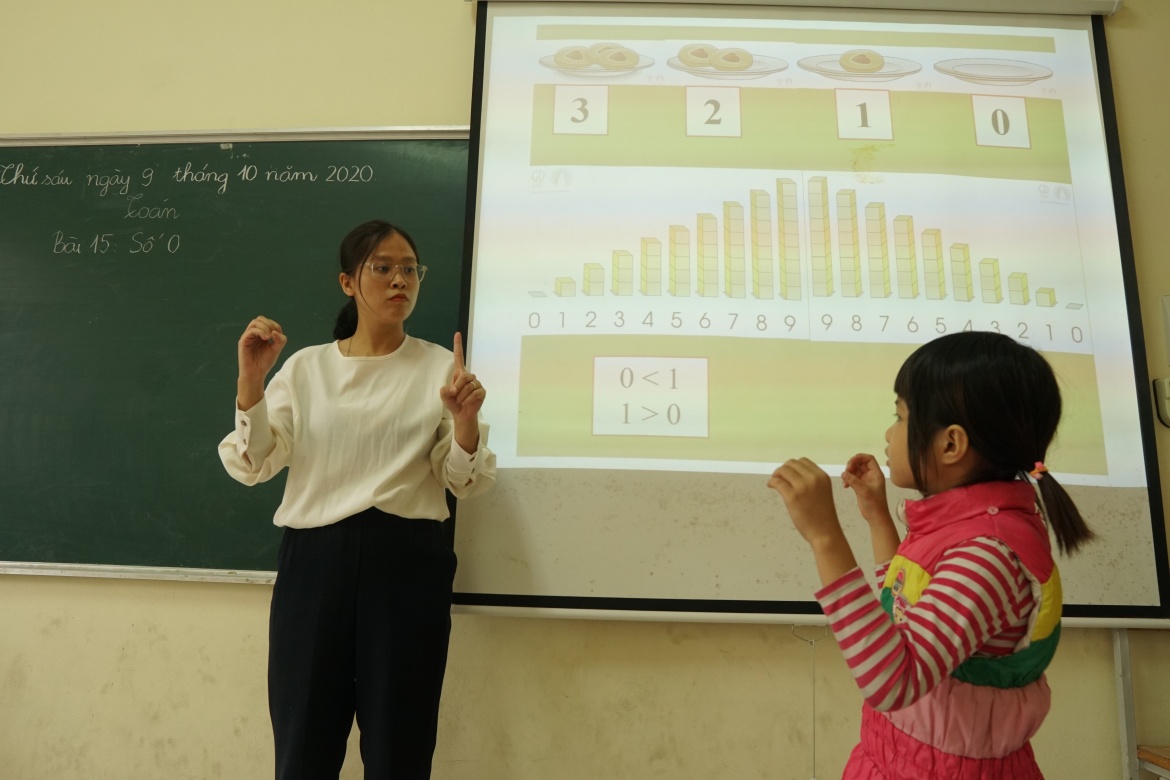 Teacher Nguyen Thi Ngoc Anh instructs 8-year-old student Dam Thi Minh Nguyet during a math lesson. Credit: Huynh Cuong/World Bank